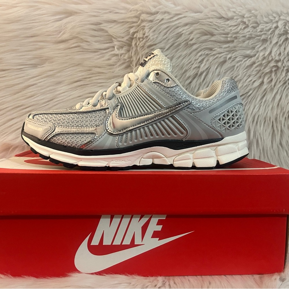 W NIKE ZOOM VOMERO 5 
Photon Dust / chrome